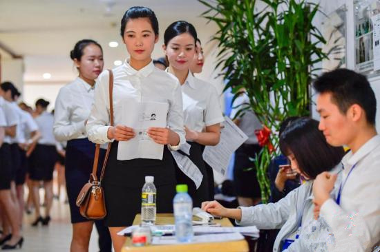 男生学习好还是女生学习好？在人们的传统印象中，男生往往是“晚熟”的，因此小时候他们往往因为贪玩、不刻苦而不如女生学习好，“但是女生到了大学就没有后劲了”。然而，近年来女大学生愈发展现出“攻占大学学术高地”的迹象，“没有后劲”的女孩子开始甩掉标签、强势出击。_副本.jpg