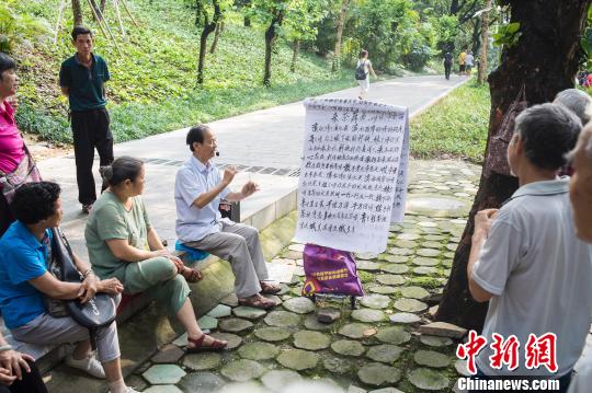 广西七旬老教师免费教市民唱歌四年如一日寒暑不间断