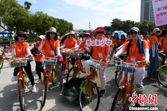 海峡两岸女大学生共骑行倡导“绿色共享”1.jpg