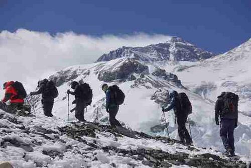 北京大学珠峰登山队在海拔6200米的东绒布冰川进行适应性训练。李进学摄.jpg