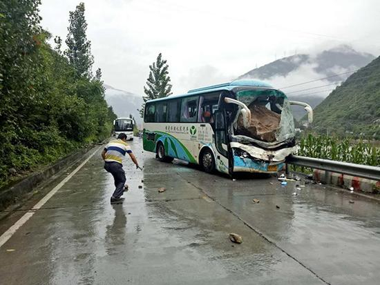 巨石砸中大巴驾驶室1_副本.jpg