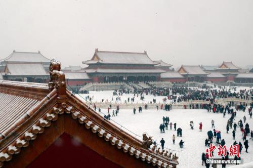 资料图：2月12日，北京迎来今冬第二场降雪，游客冒雪参观故宫博物院。<a target='_blank' href='http://www.chinanews.com/'>中新社</a>记者 盛佳鹏 摄