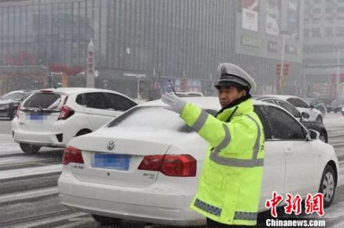 图为在雪中执勤的河北交警。警方供图