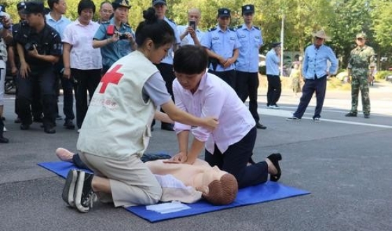 广昌县红十字会劳动节暨世界红十字纪念日庆典 操作演示心肺复苏