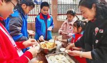 包饺子、送祝福，红十字志愿者这场活动热闹又温馨