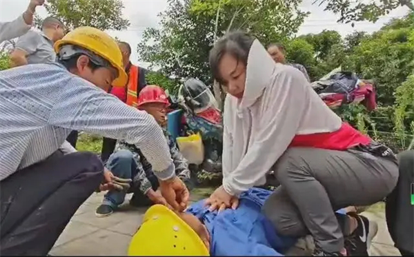 工人倒地女子紧急施救：在红十字会学过急救课