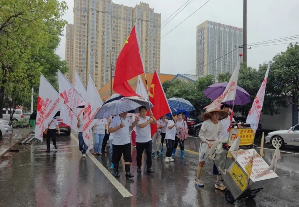 跨国长跑跑者邓良华抵达长沙，以万里行程践行红十字精神